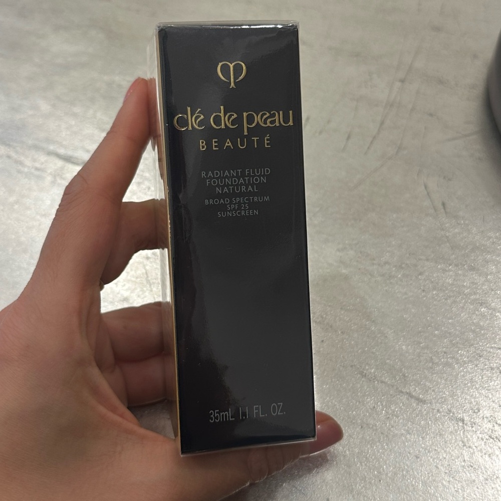 CLÉ DE PEAU RADIANT FLUID FOUNDATION - NATURAL - B10